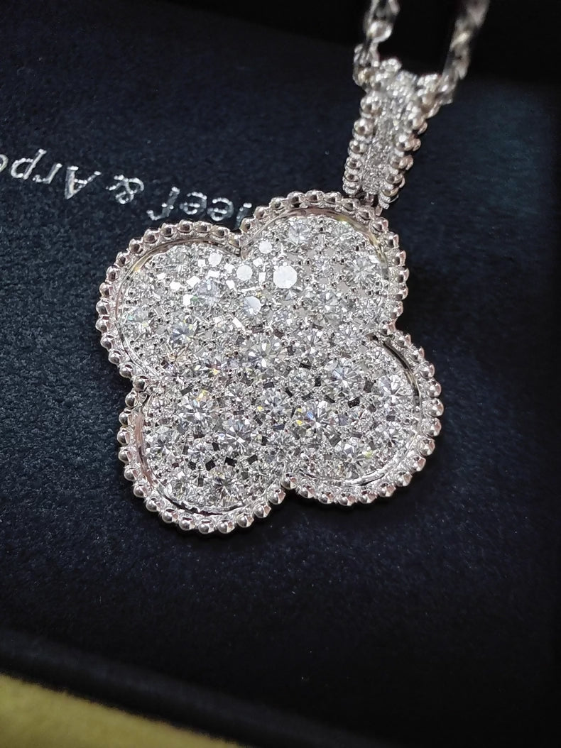 VCA Van Cleef
Arpels Magic Alhambra pendant 18K white gold, Diamond