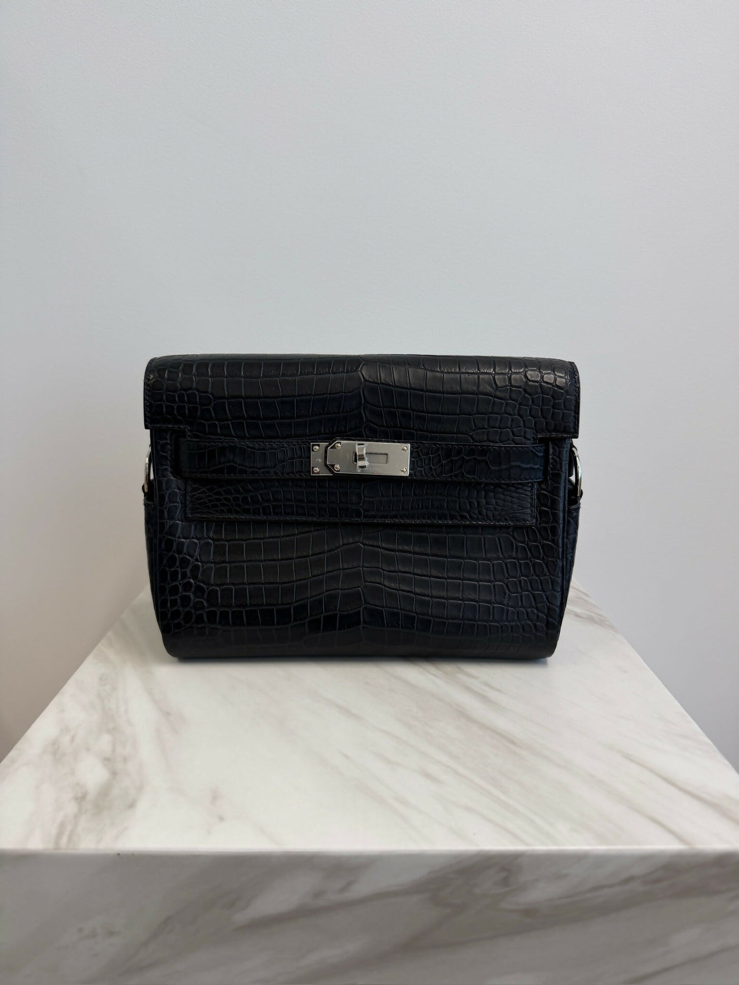 Hermès Kelly Messenger PM Noir Matte Porosus Crocodile PHW K 2026