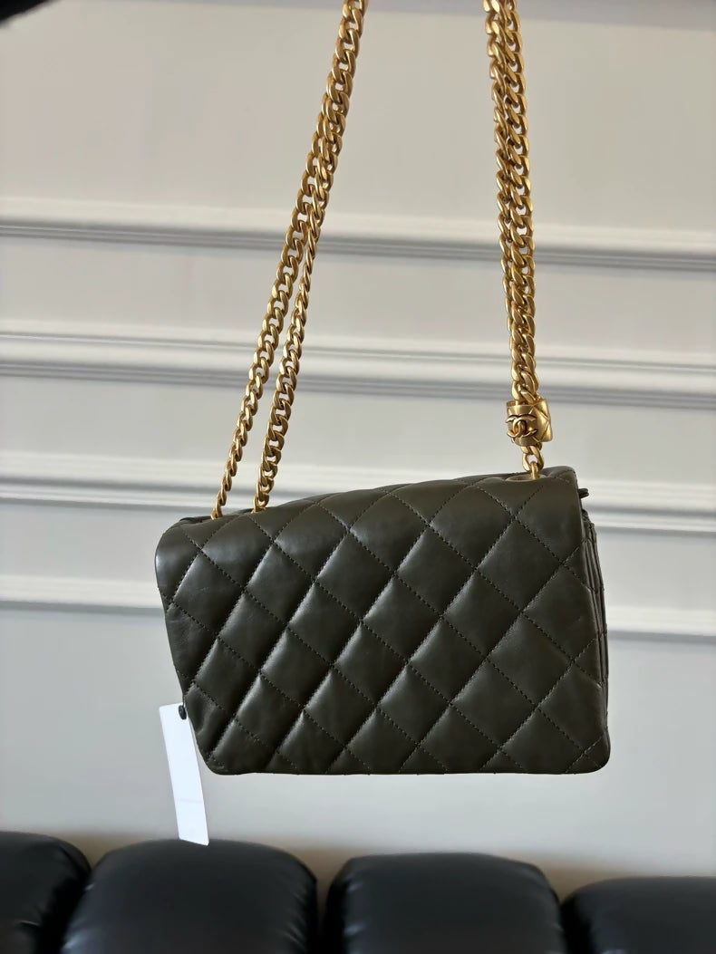 Chanel 22k green leather gold hardware flap bag