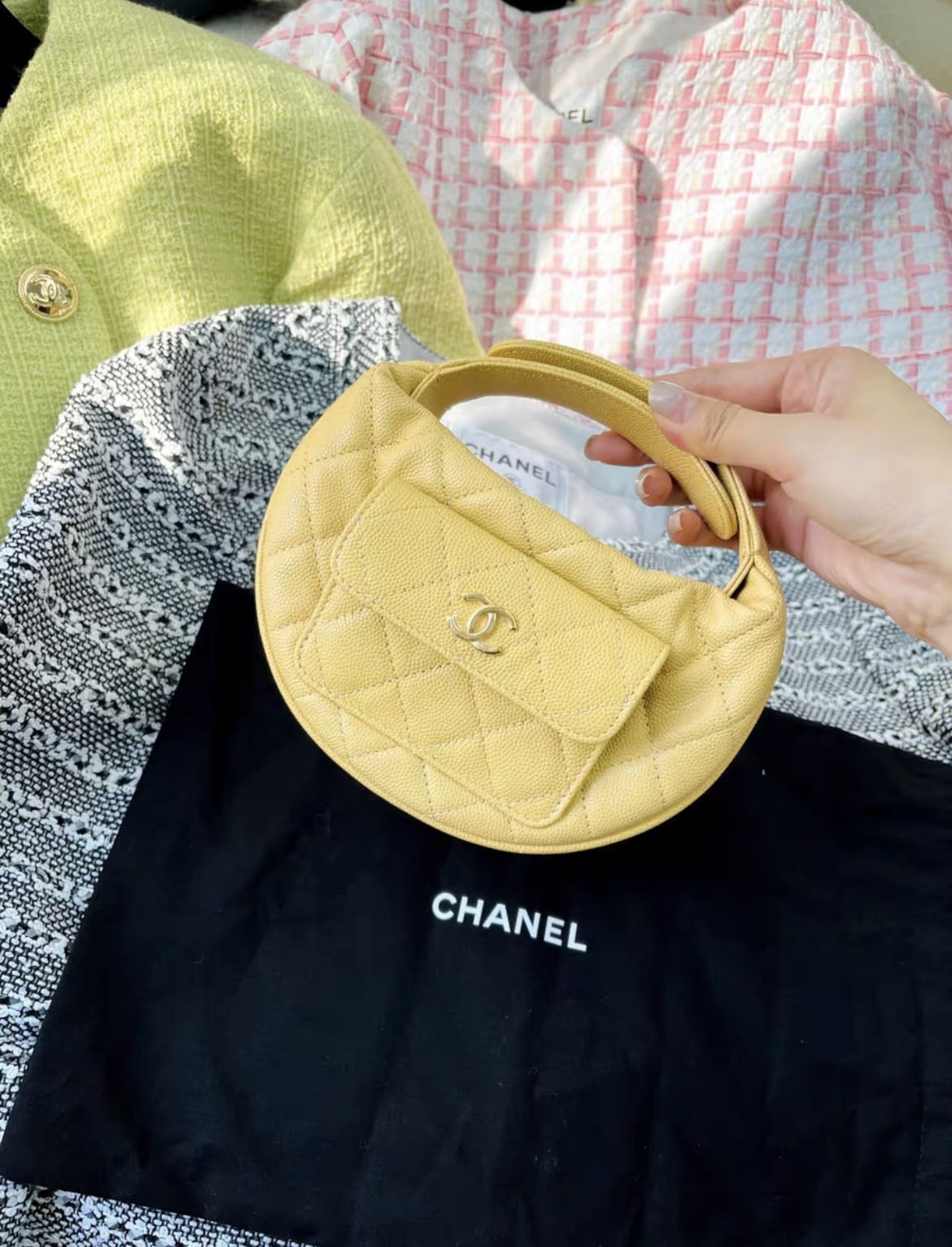 CHANEL 限定イエロー キルティングポーチ Chanel 23 Yellow Lychee Leather Hula Hoop Clutch – Wararni.com