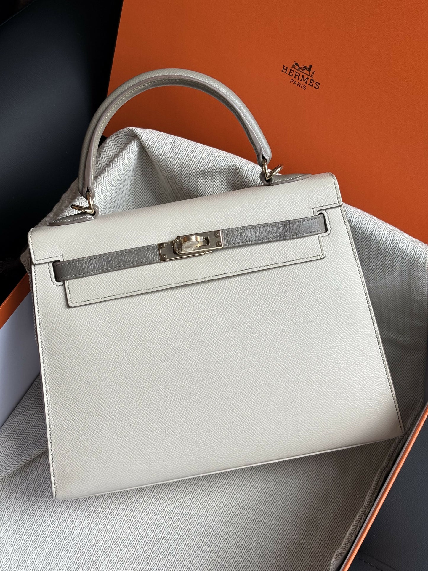 Hermès Kelly 25 Nata / Gris Étain Bi-Color Epsom Leather with Gold Hardware