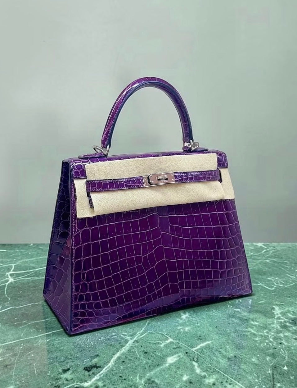 Hermès kelly 25 amethyst shiny crocodile with palladium hardware