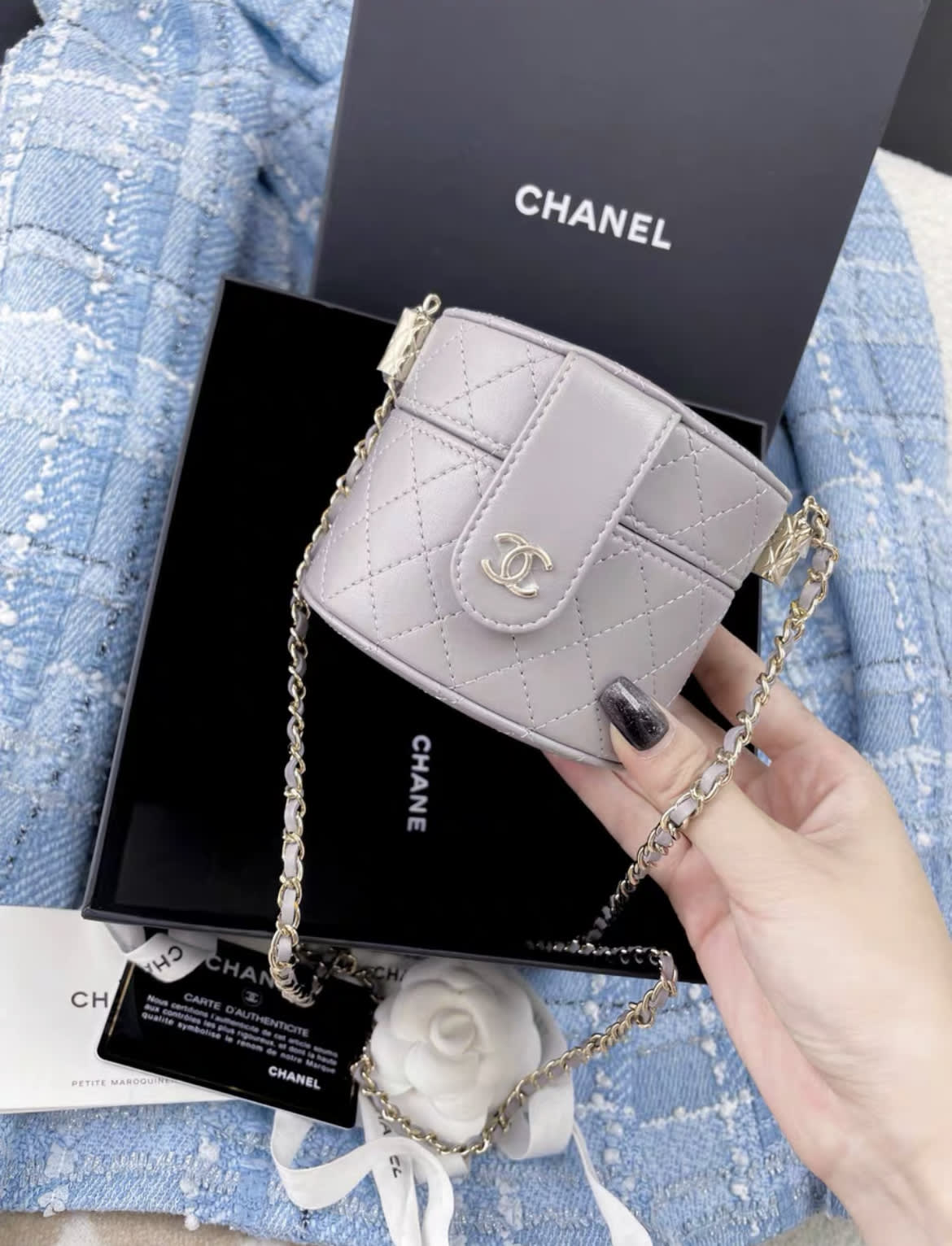ocean view　CHANEL シルバーチェーンバッグ Small clutch with chain - High-shine calfskin & silver metal