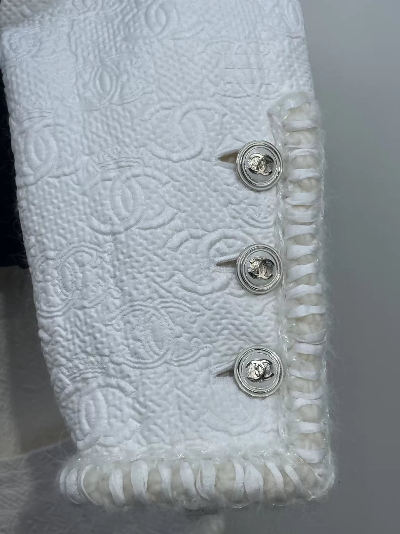 Chanel 21A white ecru tweed Jacket