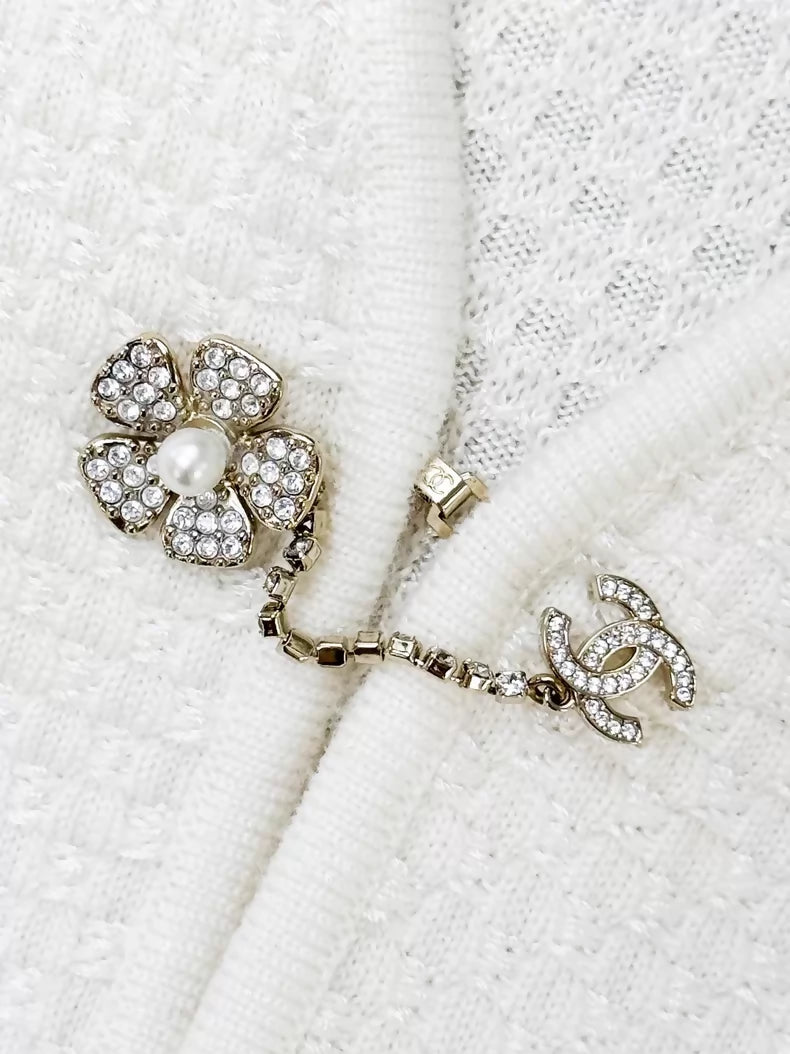 Chanel 25P white cape-style knit cardigan