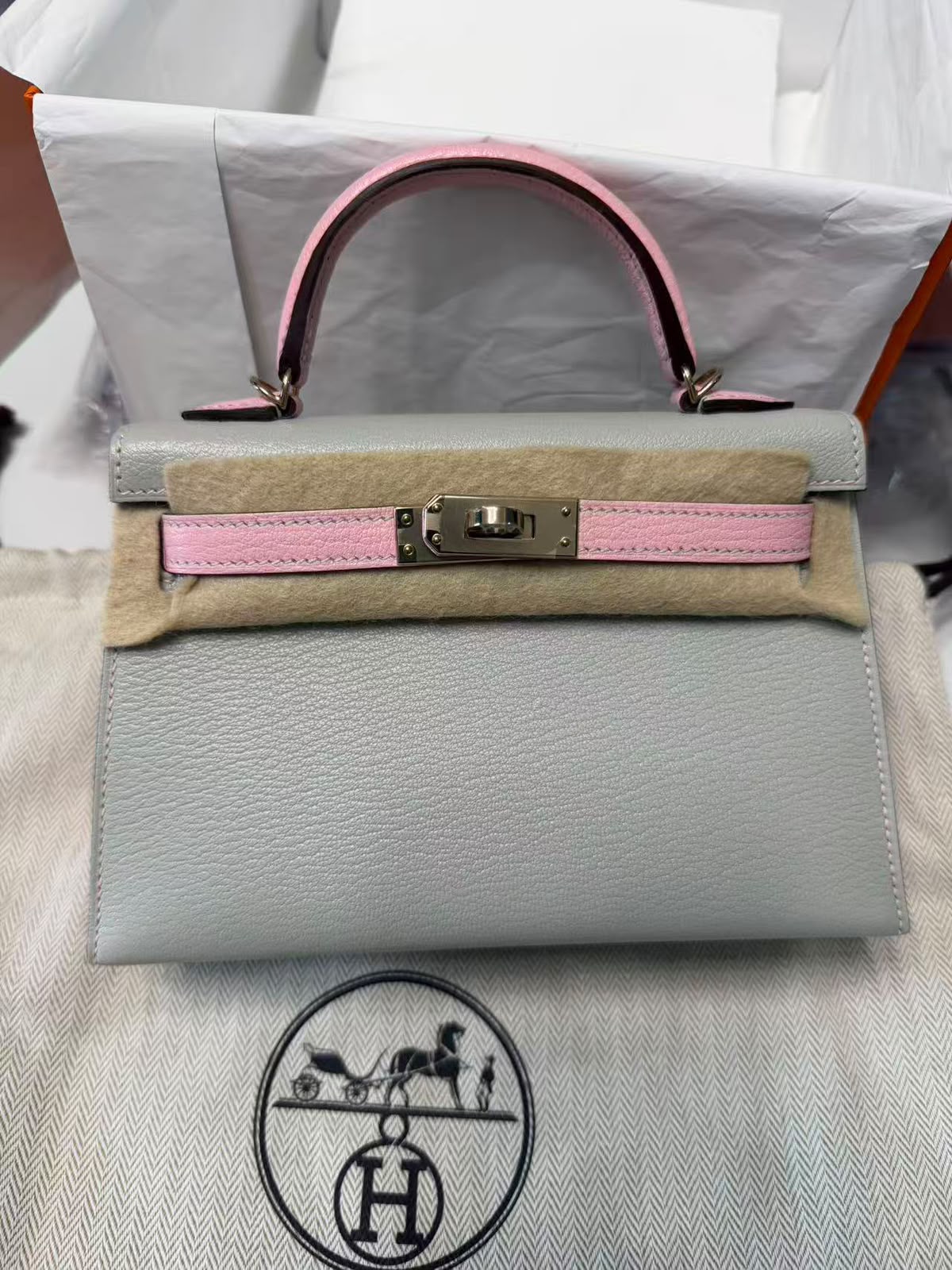 Hermes Mini Kelly 20 Rose Sakura / Gris Perle Chevre Permabrass hardware
