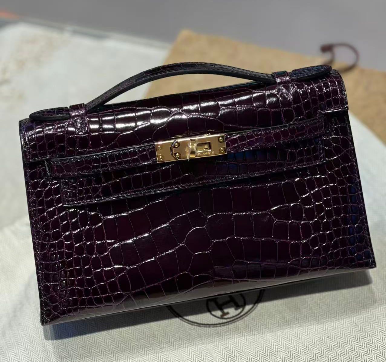 Hermes Kelly pochette aubergine shiny alligator gold hardware