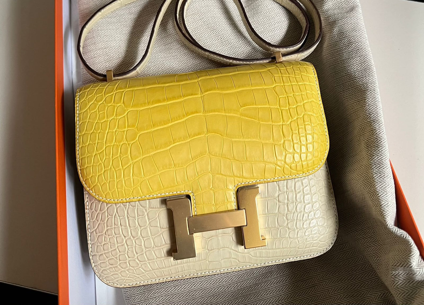 Hermes Constance 18 Vanille / Mimosa Matte Alligator gold hardware