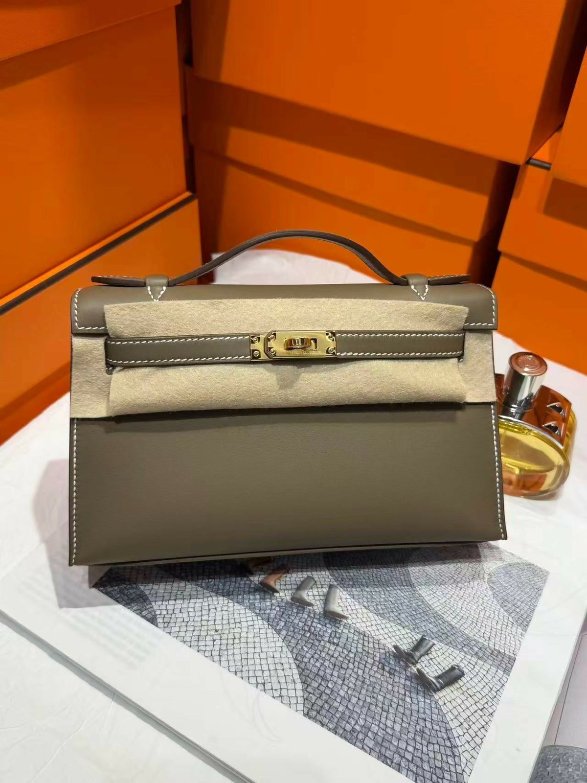 Hermès Kelly Pochette Étoupe / Etoupe (18) Swift Leather with Gold Hardware