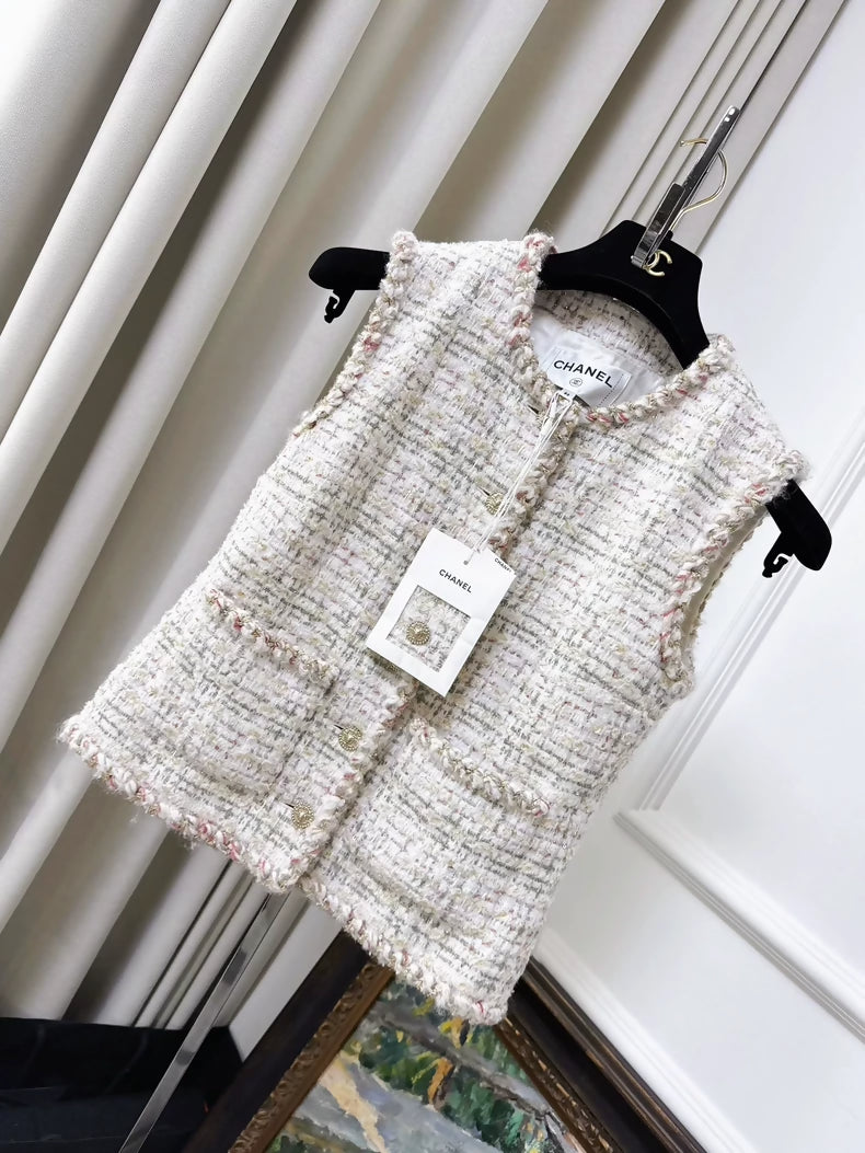 CHANEL 25A off-white tweed sleeveless vest