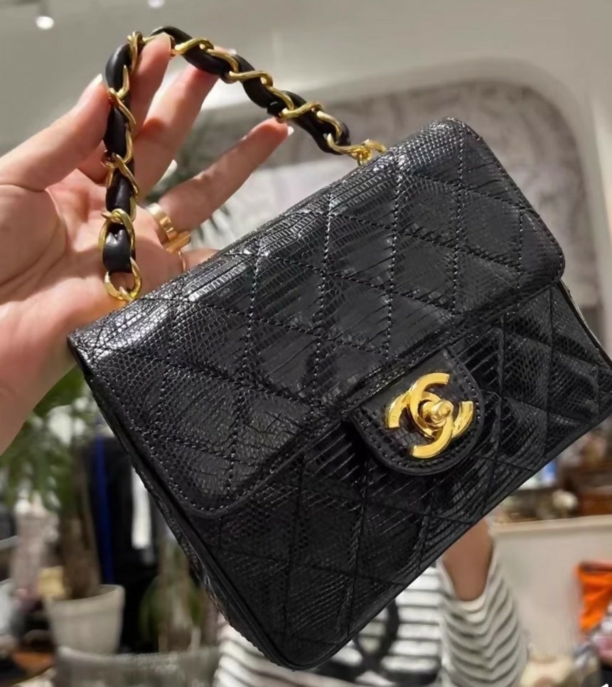 CHANEL ブラック レザー ヴィンテージ Chanel Vintage Black Lizard Leather Mini Square Flap Bag with Gold