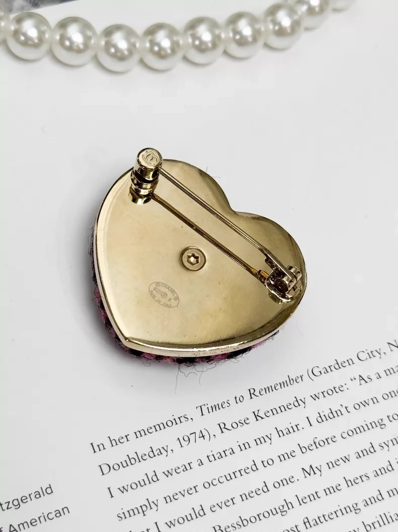 Chanel Fall/Winter 2020 Black and pink tweed heart brooch with gold CC logo