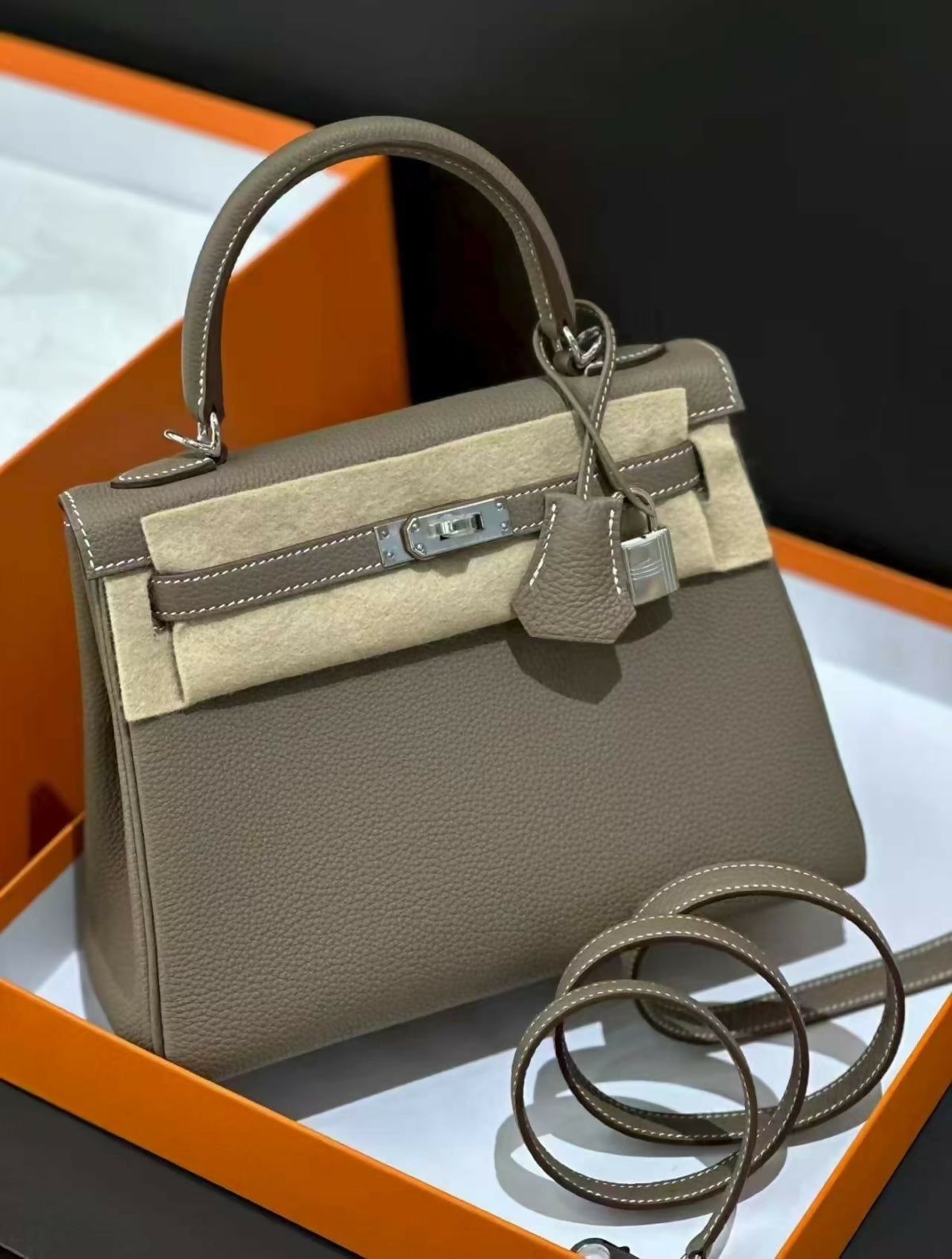 Hermès Kelly 25 Retourne Étoupe / Etoupe (18) Togo Leather with Palladium Hardware