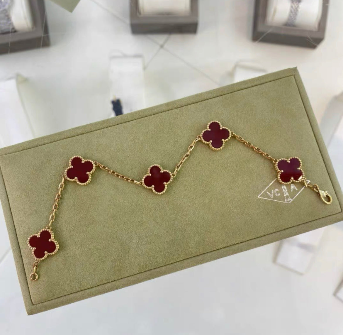 VCA Van Cleef & Arpels Vintage Alhambra bracelet, 5 motifs
18K yellow gold, Carnelian