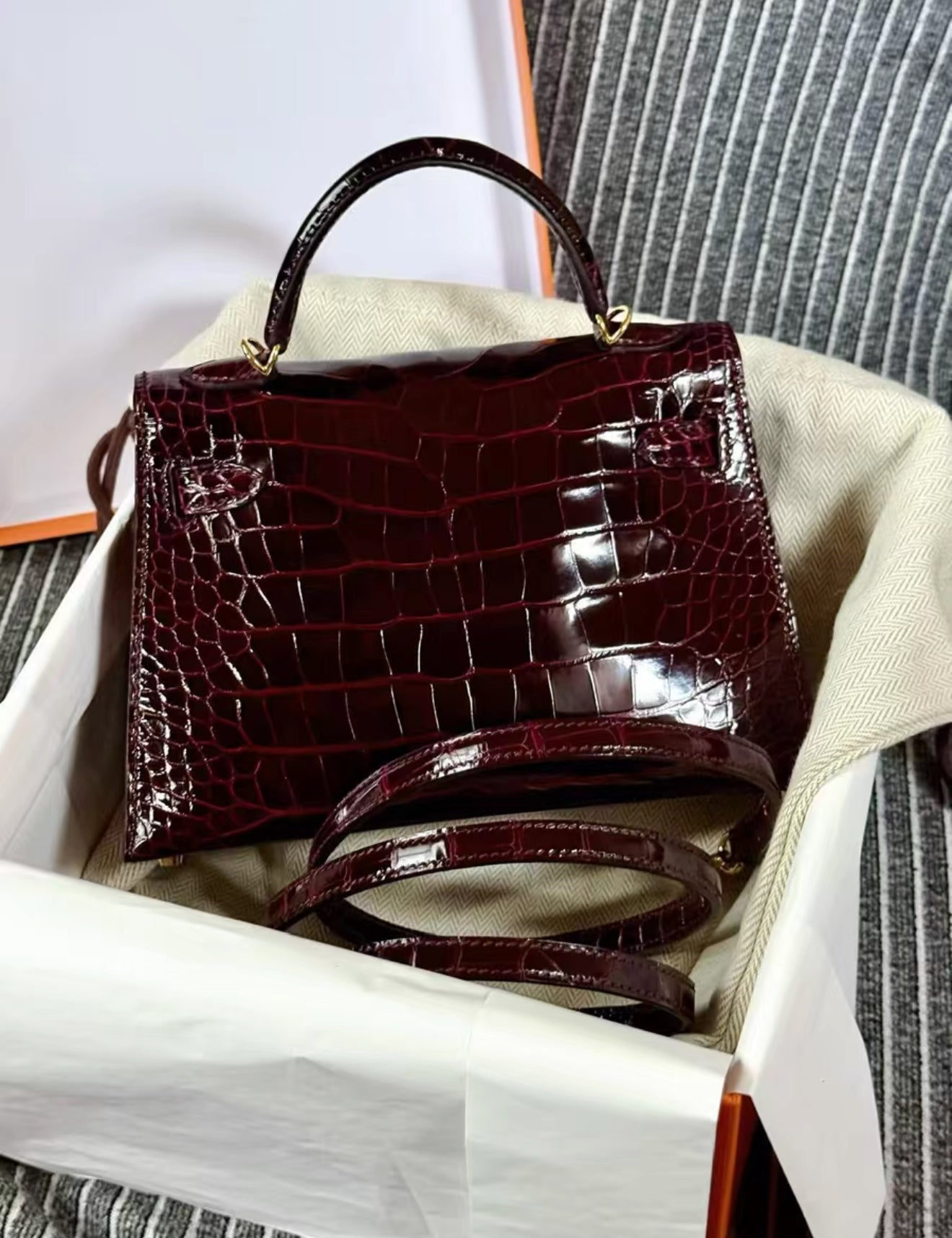 Hermès Mini Kelly 20 Red Bordeaux Shiny  crocodile leather Gold Hardware