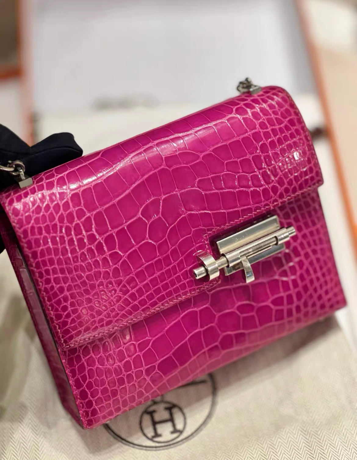 HERMES Shiny Alligator Mini Verrou Chaine Bag Rose Scheherazade