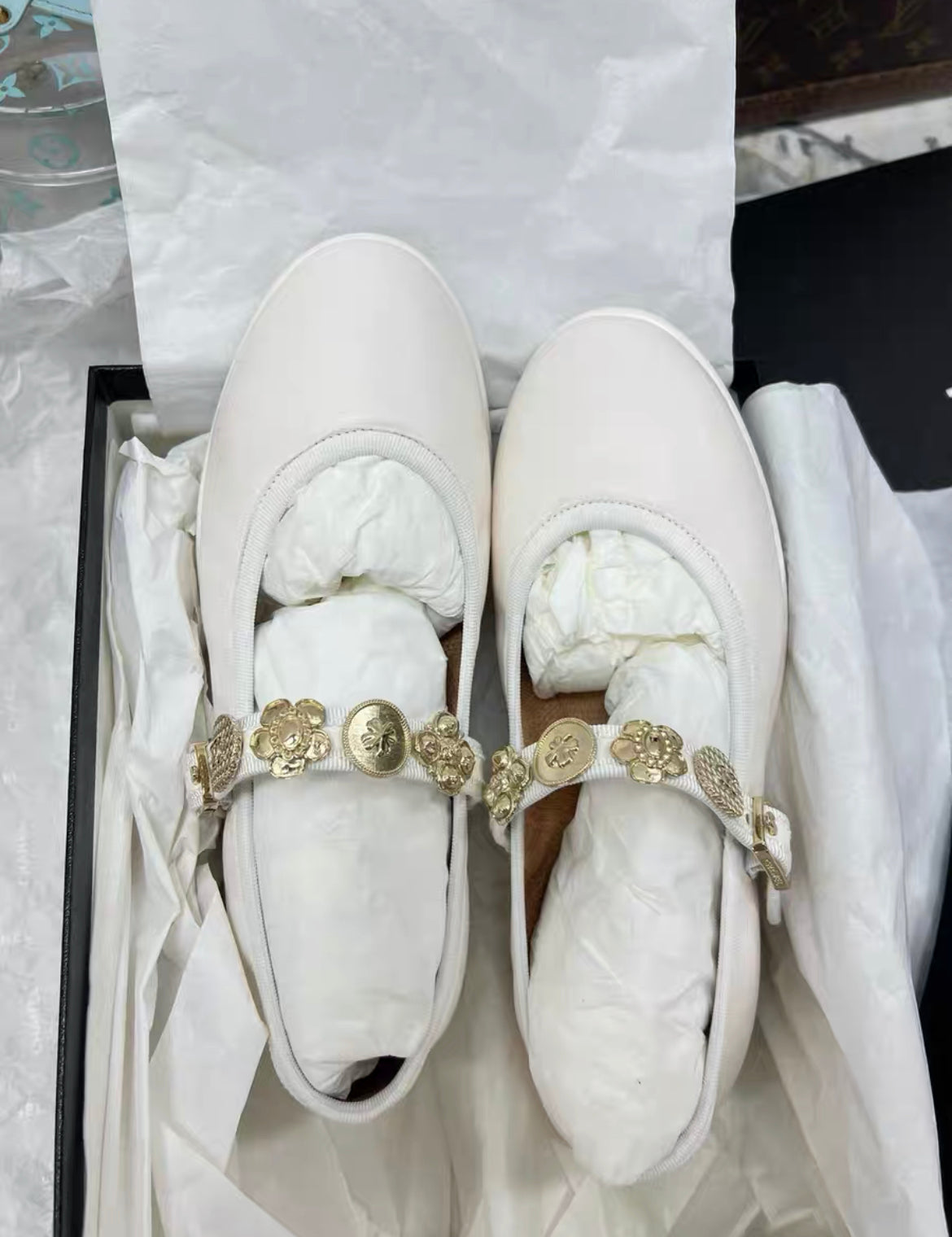 Chanel 24A Metiers D’art White Leather Mary Jane Flats with Gold Charms size 37,5C