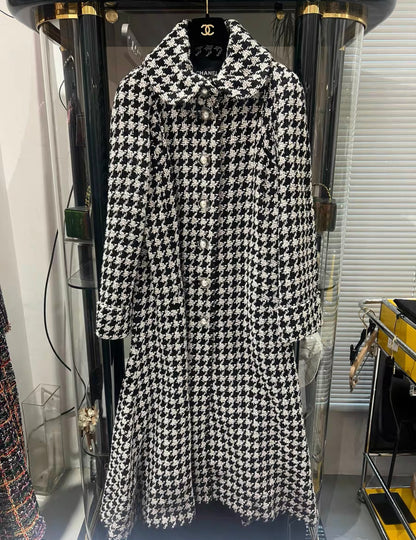 Rare CHANEL 17k white & black Houndstooth Coat size 42