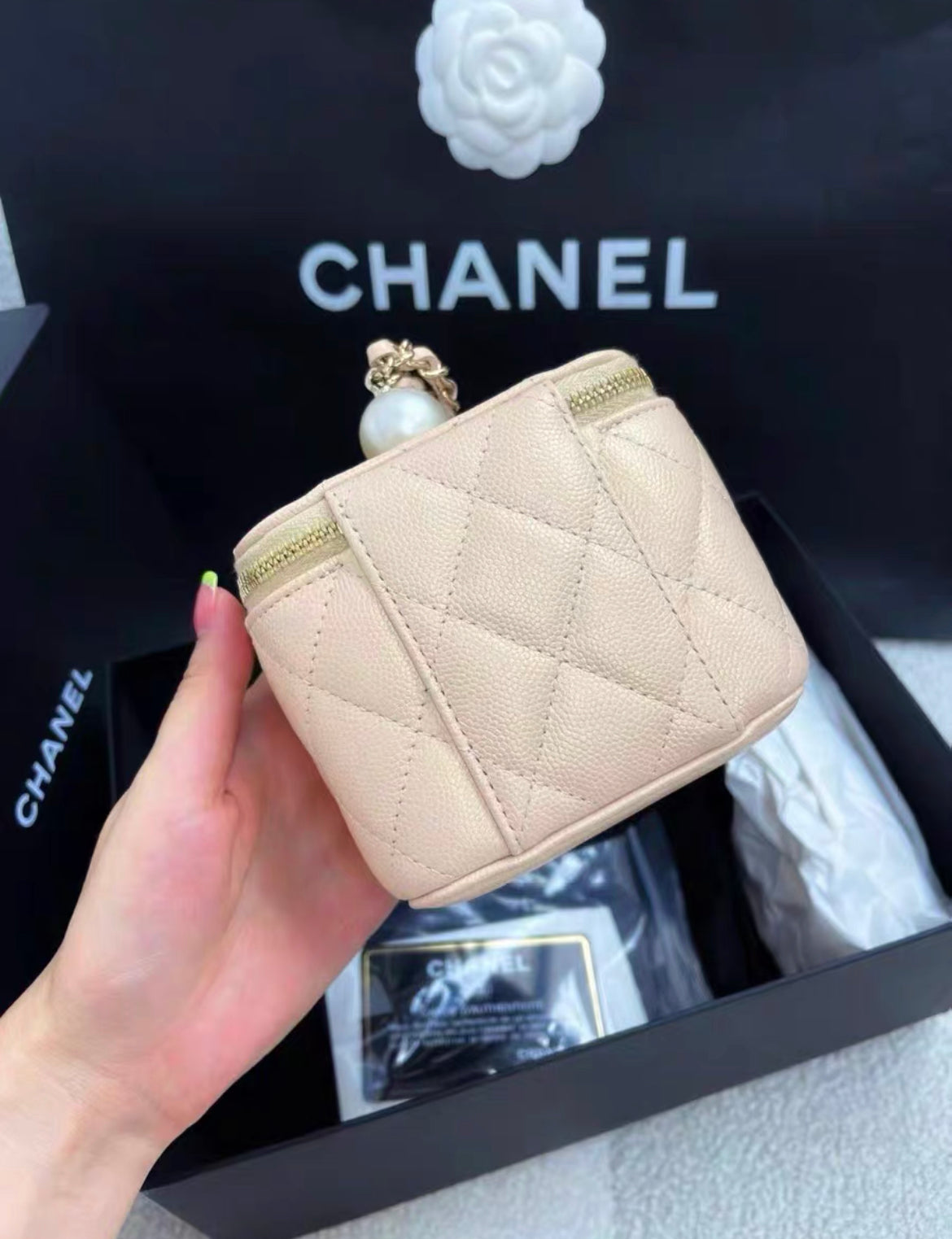 Chanel 21S pearl vanity case in beige leather – Wararni.com