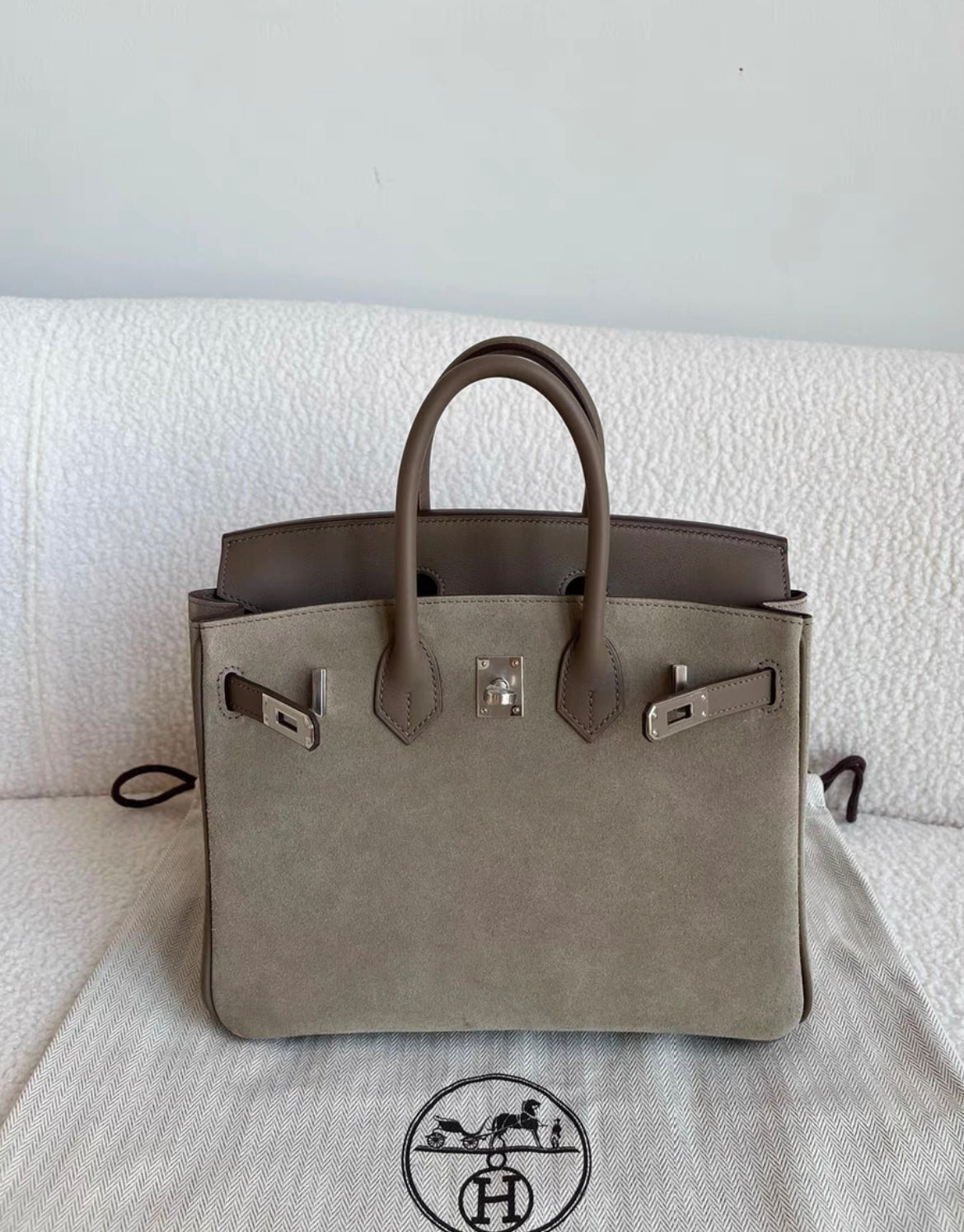 HERMÈS Birkin 25 handbag in Etoupe Doblis Suede leather and Swift leather with Palladium hardware