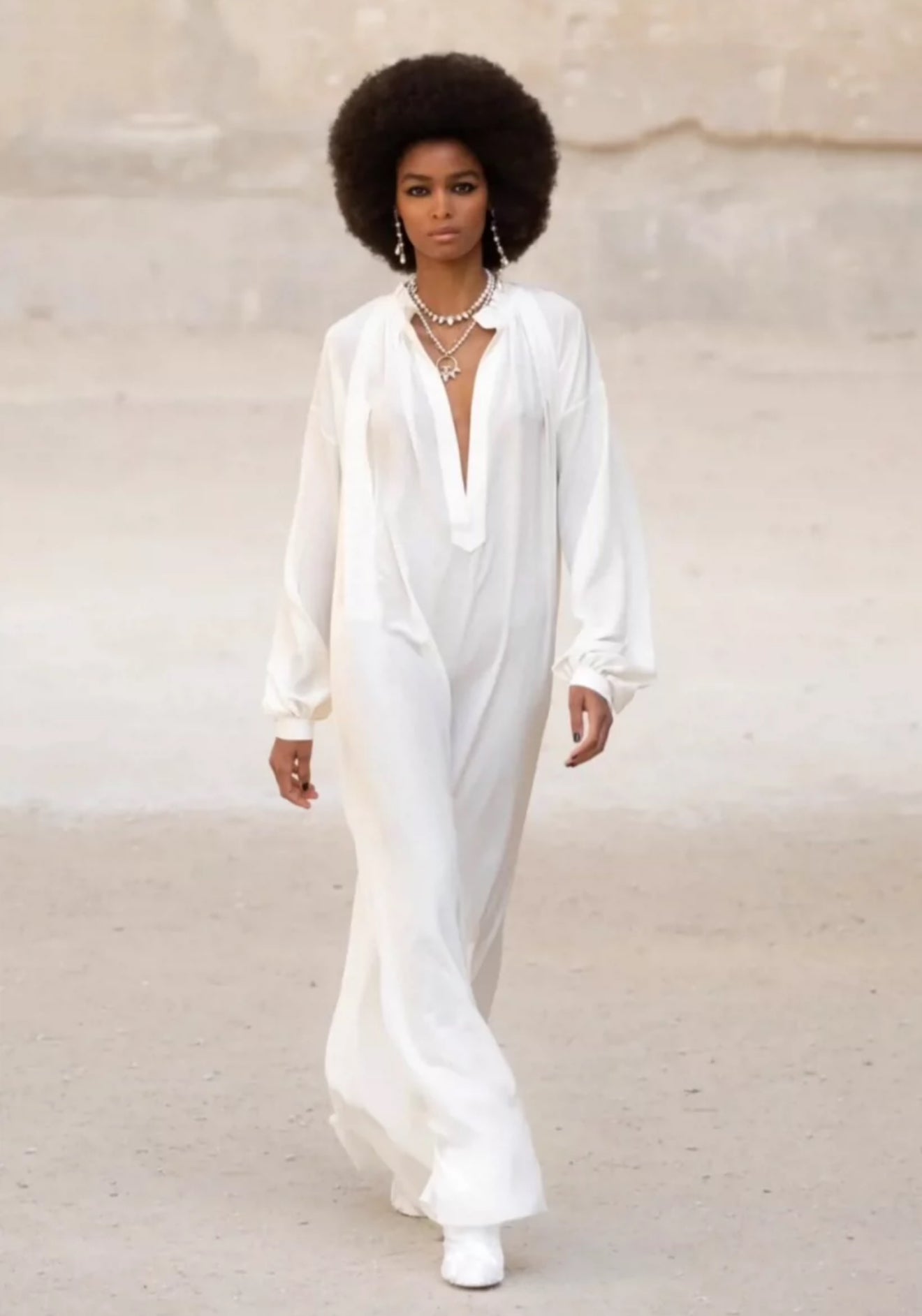 Chanel 22C White silk maxi dress – Wararni.com Chanel 22C White silk maxi dress – Wararni.com
