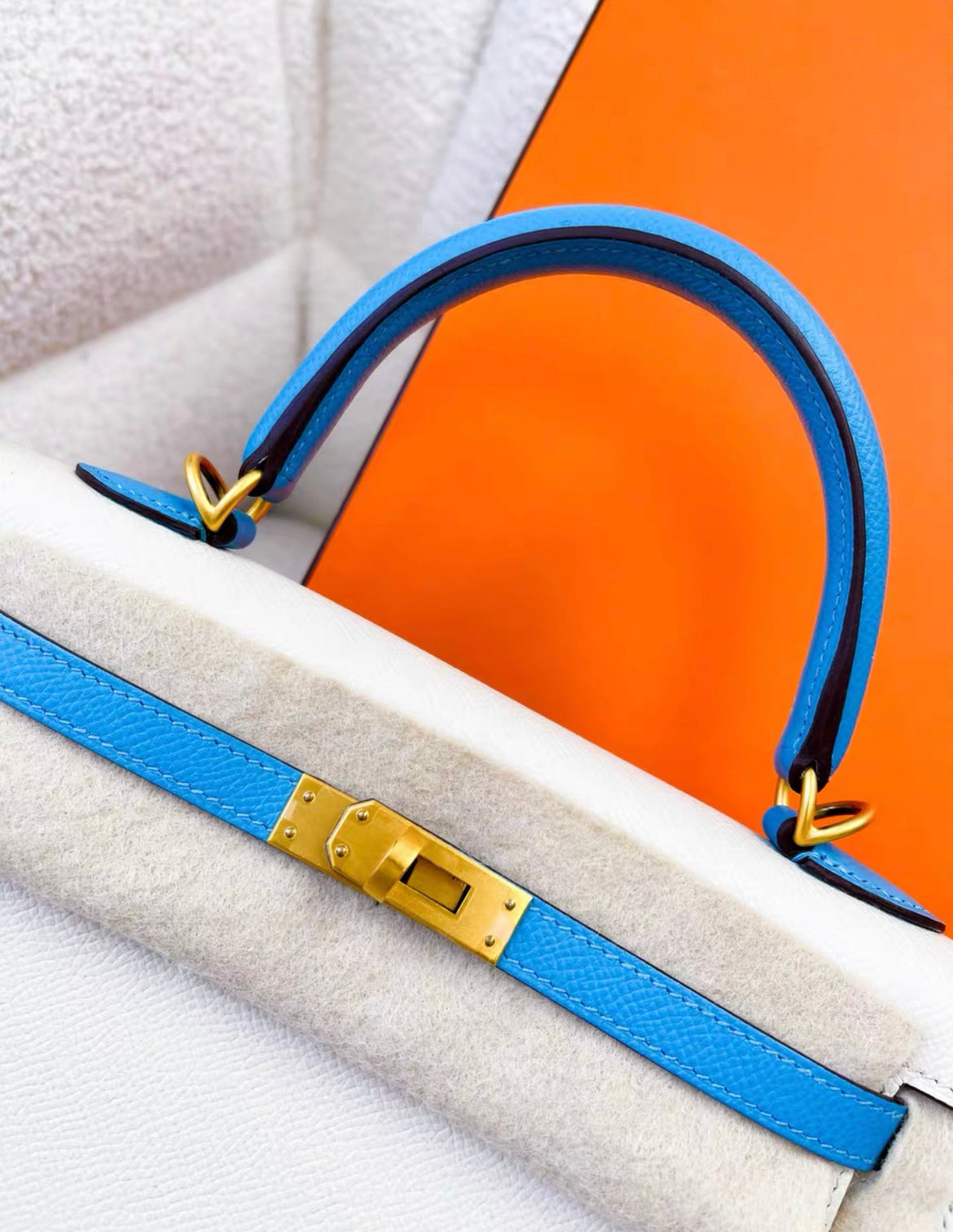 Hermès Special Order (HSS) Kelly Sellier 25 Craie and Bleu Aztec Chevre Brushed Gold Hardware