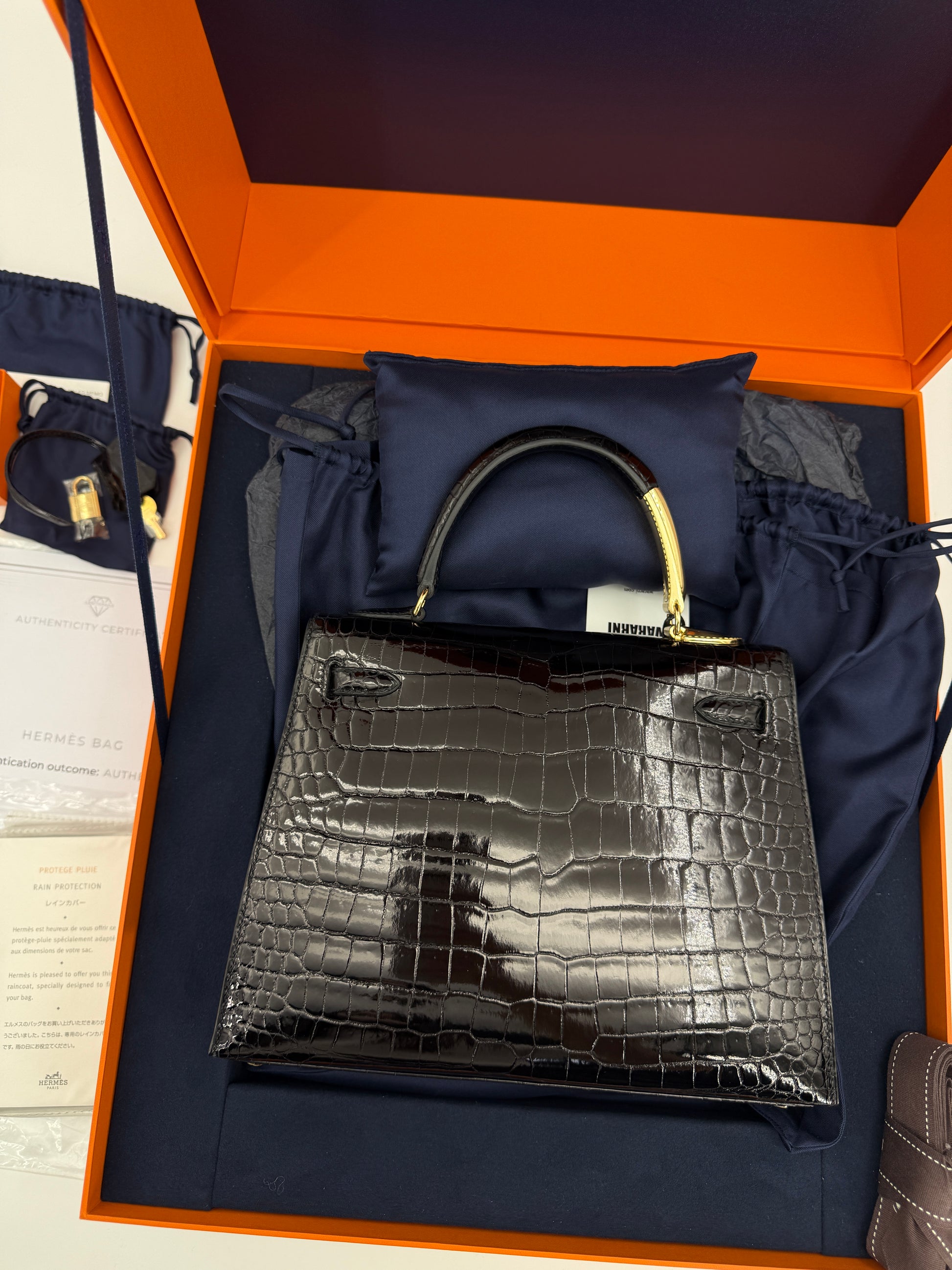 Hermès Kelly 25 Midas shiny crocodile handbag with gold hardware – authenticated collector’s piece