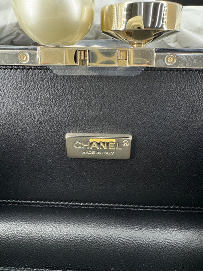 Chanel Fall-Winter 2025/26 oversized rhinestones, pearls, and double C jewels evening bag