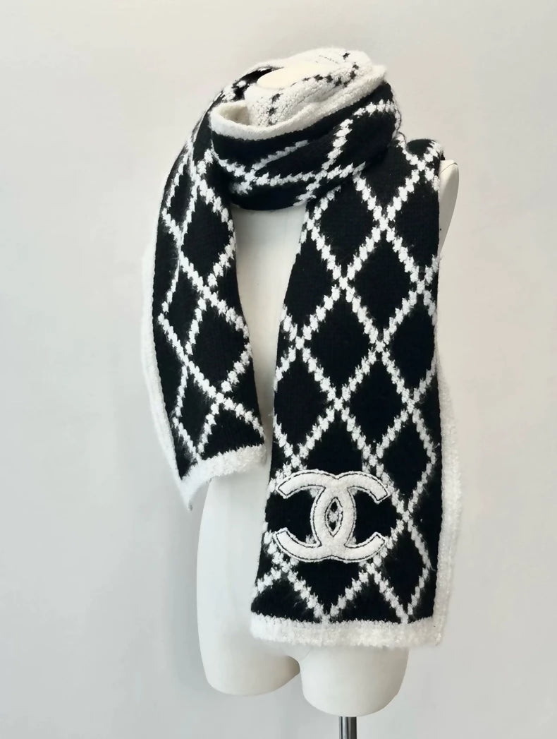 Chanel scarf in black and white cashmere
