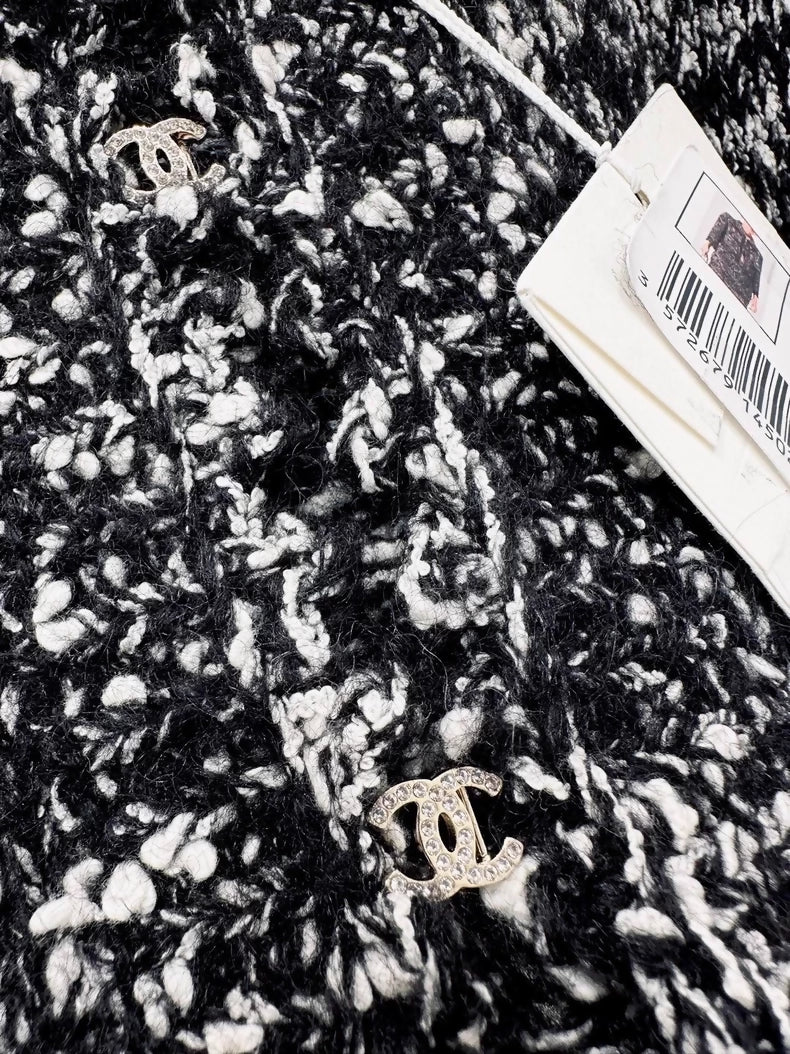 Chanel 25B black & white tweed jacket & skirt set