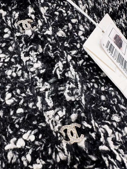 Chanel 25B black & white tweed jacket & skirt set