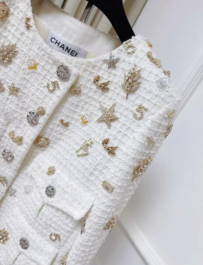 Chanel 22C White tweed jacket decorated with charms