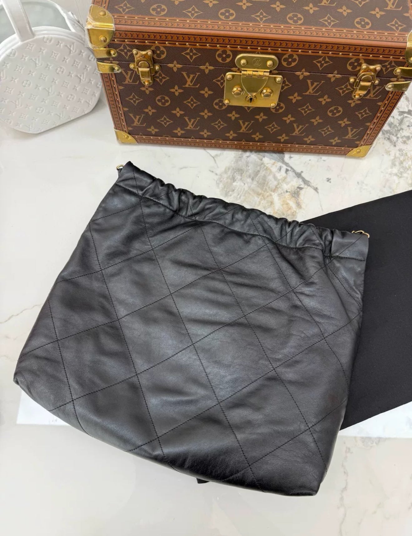 Chanel 22 hobo Bag black Leather Gold Hardware
