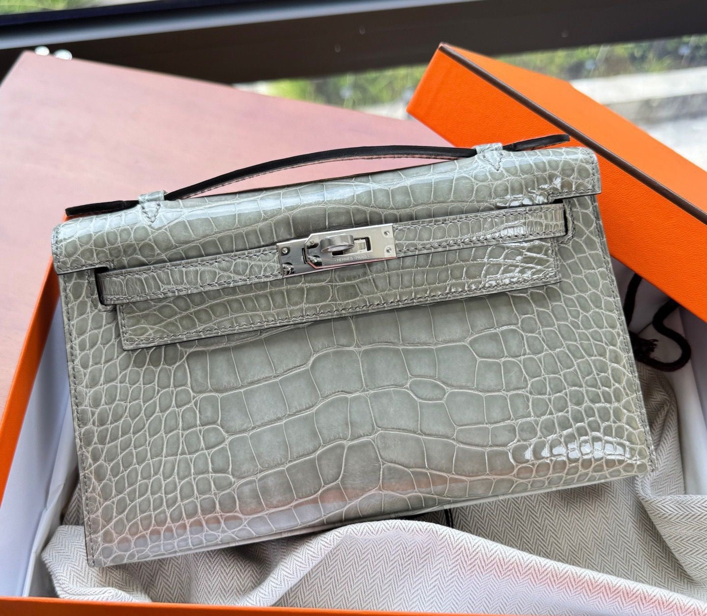 Hermès Kelly Pochette Gris Ciment Shiny Crocodile Leather Palladium Hardware