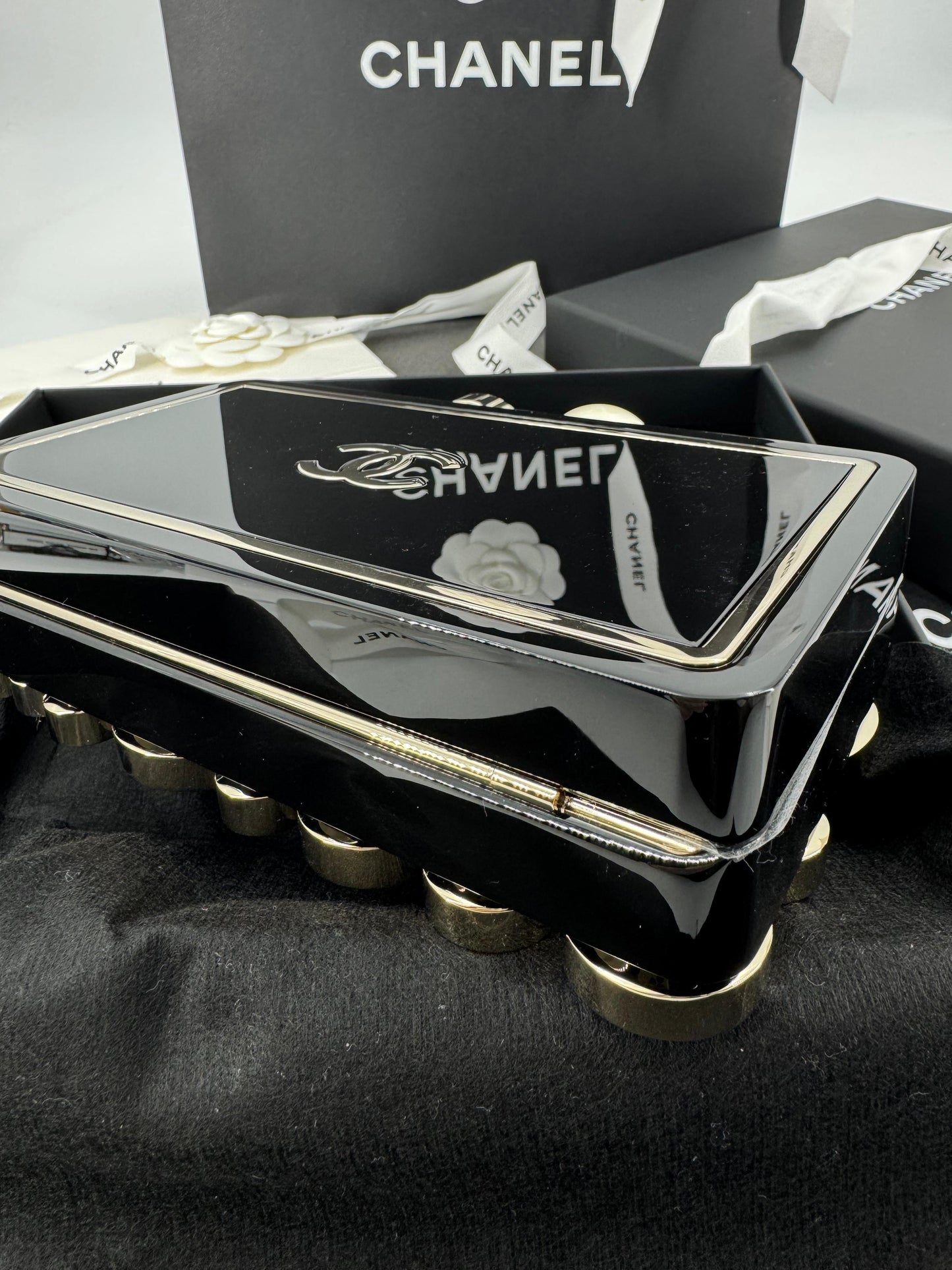 Chanel Fall-Winter 2025/26 oversized rhinestones, pearls, and double C jewels evening bag