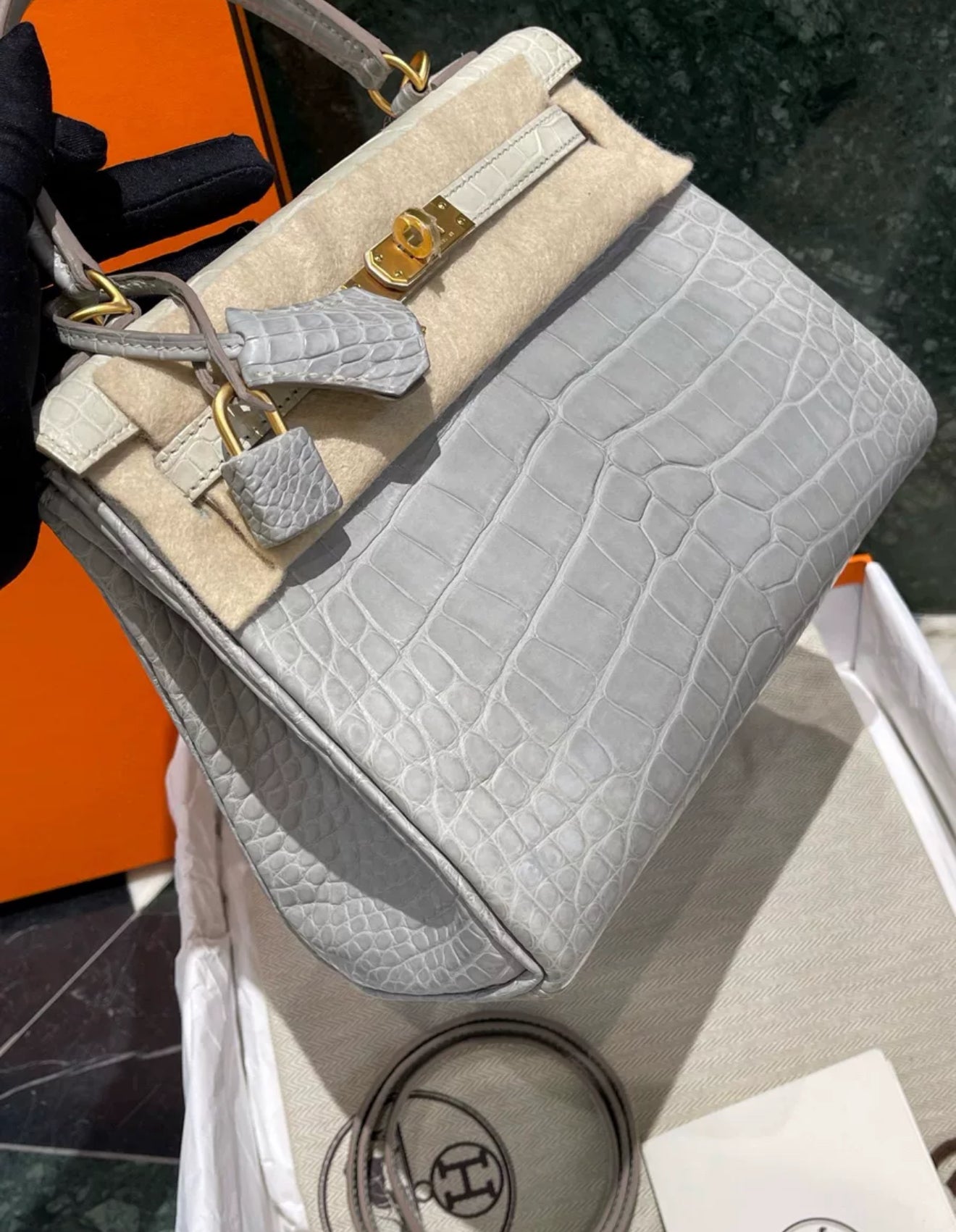 Hermès Kelly 25 Pearl Grey Matte Crocodile Gold Hardware - Wararni
