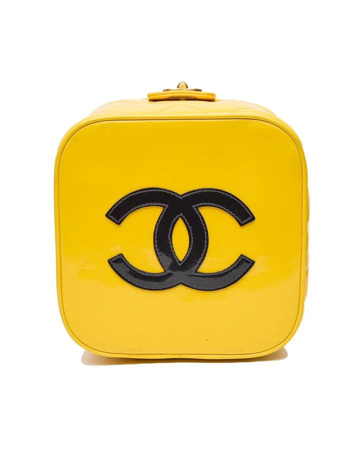 CHANEL 1995 VINTAGE "BARBIE" YELLOW PATENT HEART-MIRROR VANITY CASE BAG