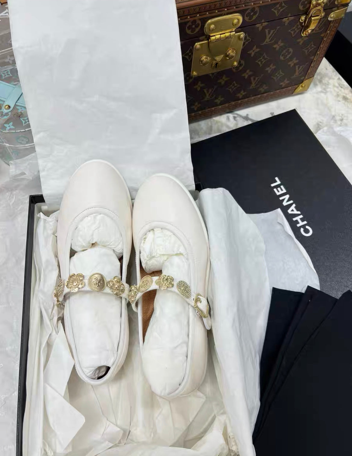 Chanel 24A Metiers D’art White Leather Mary Jane Flats with Gold Charms size 37,5C