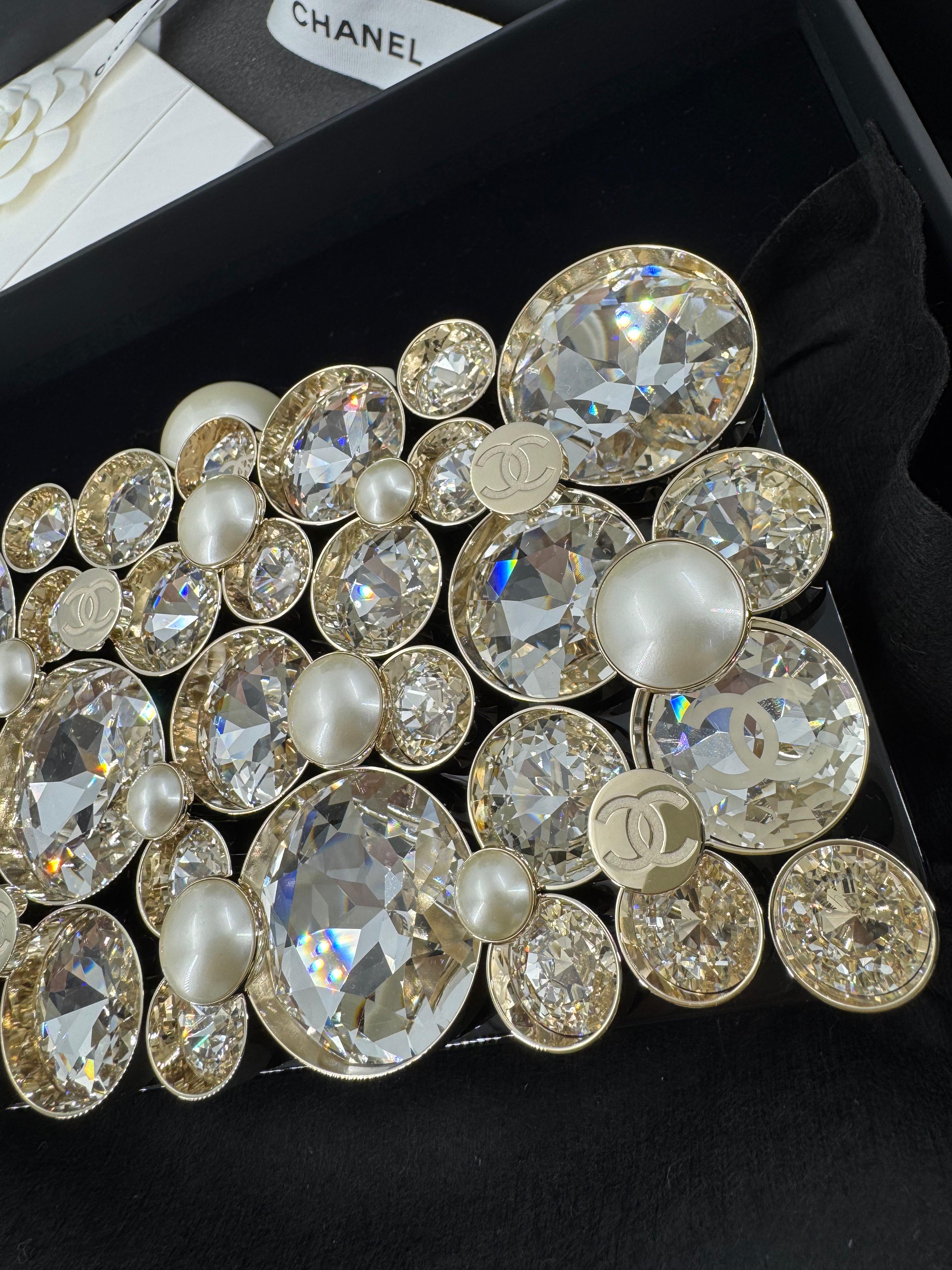 Chanel Fall-Winter 2025/26 oversized rhinestones, pearls, and