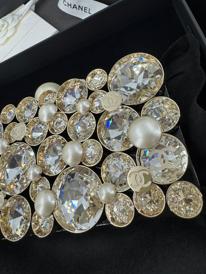 Chanel Fall-Winter 2025/26 oversized rhinestones, pearls, and double C jewels evening bag