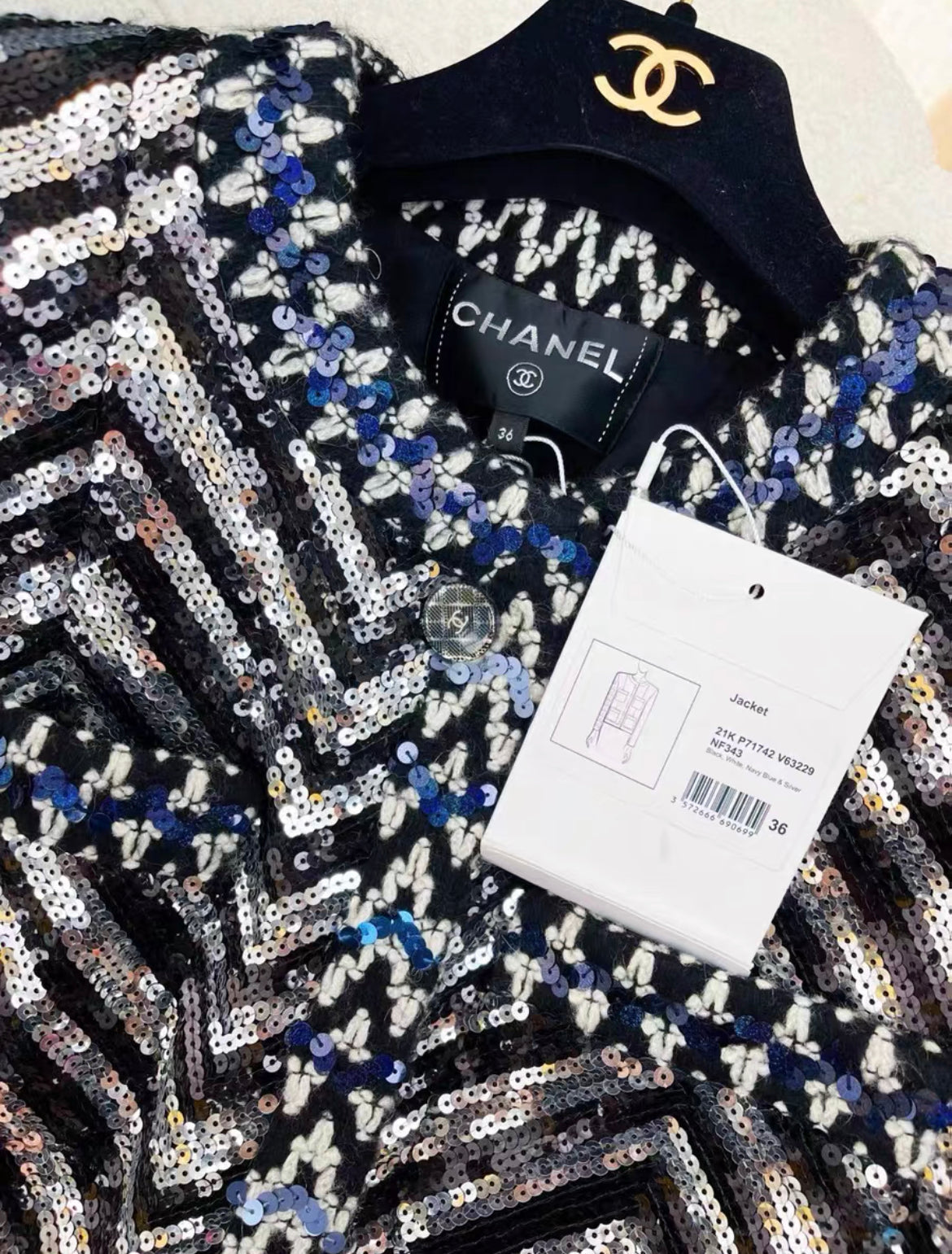 【鬼レア約12万円】　Share Spirit Chanel Tweed JKT Chanel 21K black, white navy blue and silver sequin tweed jacket