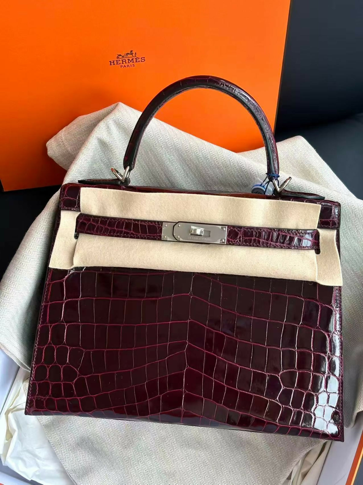 Hermès Kelly 28 Bordeaux / Wine Red Shiny Crocodile with Palladium Hardware