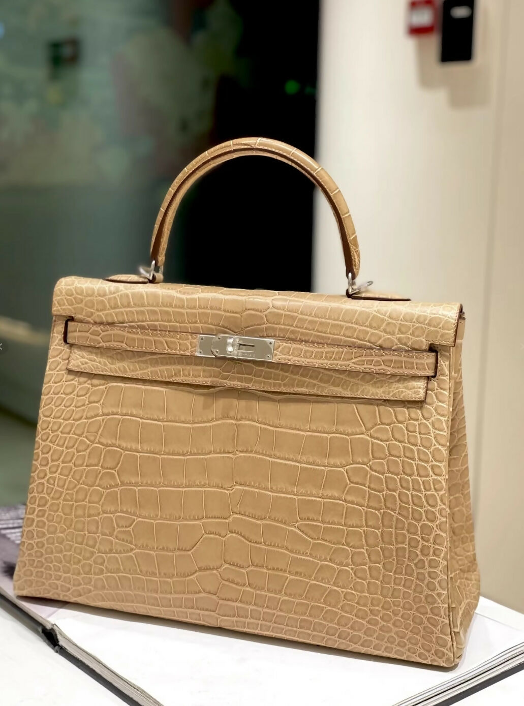 HERMES ベージュ レザーハンドバッグ Hermes Kelly 35 Beige Matte Crocodile Leather Palladium Hardware