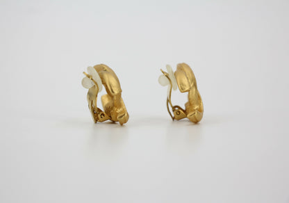 Chanel Vintage 00T Gold-Plated Matte Gold Classic CC Clip-on Earrings