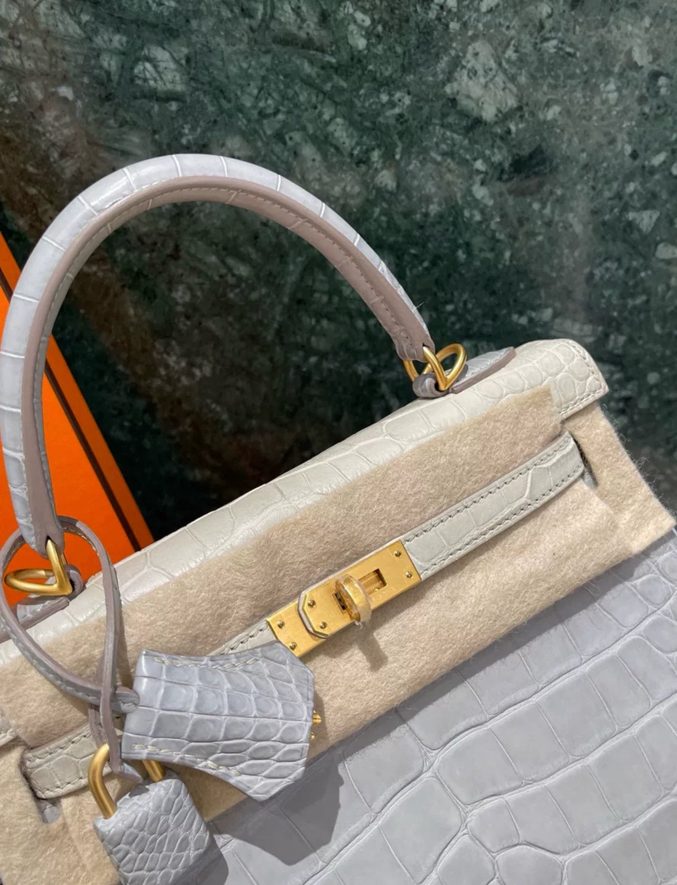 Hermès Kelly 25 Pearl Grey Matte Crocodile Gold Hardware - Wararni