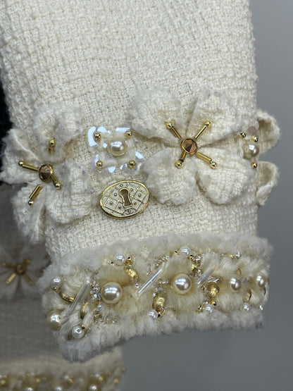 Ultra rare Chanel 2020 écru white tweed   jacket