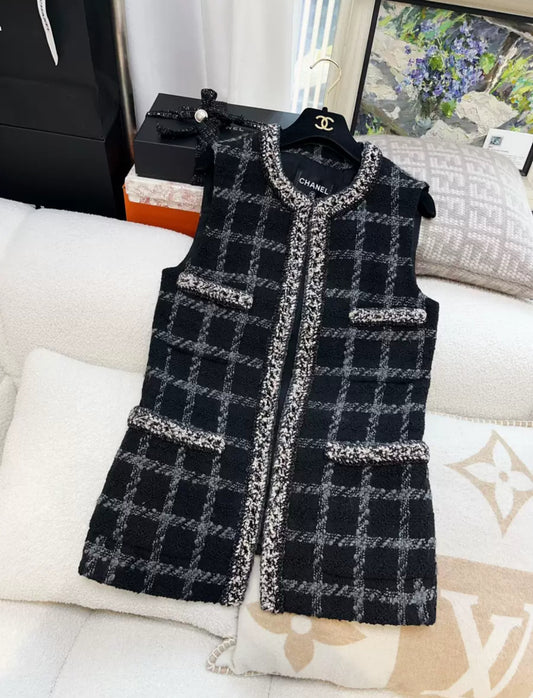 Chanel 22k Black, Gray, Ecru and silver vest size 34