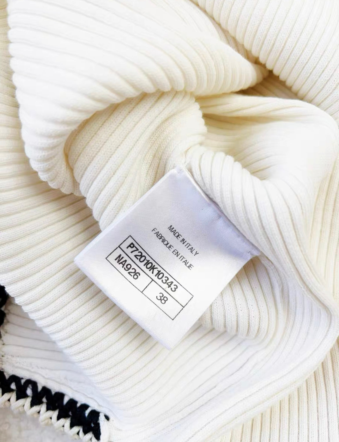 Chanel 22C Ecru & Black Pullover size 38 – Wararni.com