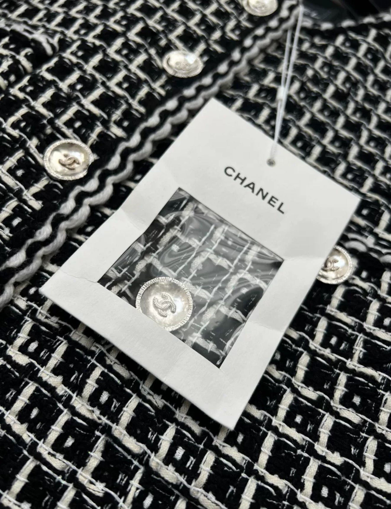 Chanel 25C black and white jacket – Wararni.com