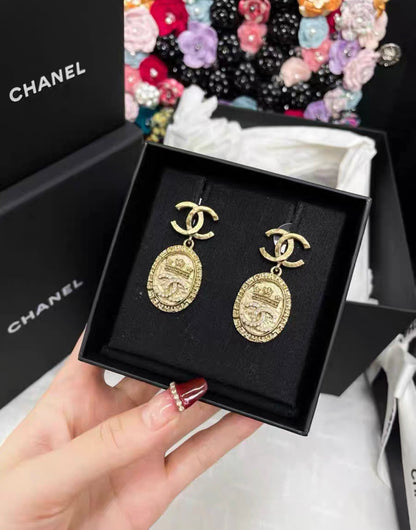 Chanel 21A Double CC gold crown earrings